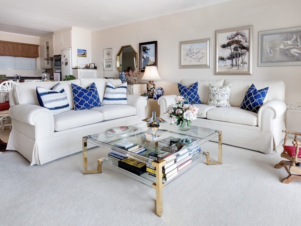 Weißes Couchset mit Glascouchtisch, Goldakzente