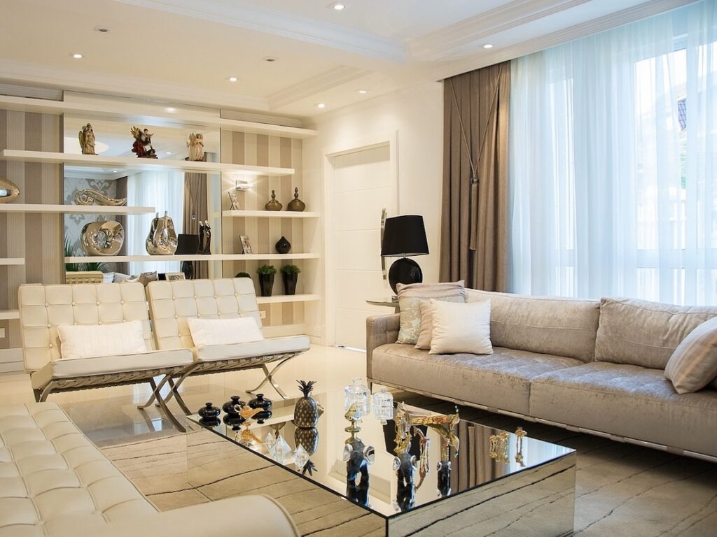 moderne weiß-graue Couchecke mit verspiegeltem Couchtisch