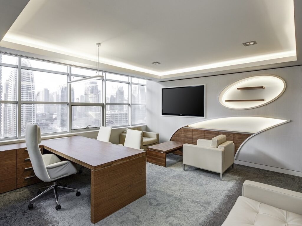 moderner Holzarbeitsplatz mit weißen Elementen und gemütlicher Sitzecke